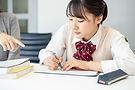 ノートを取る学生
