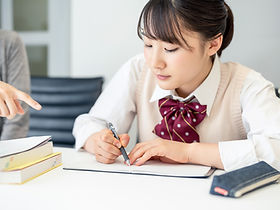 ノートを取る学生