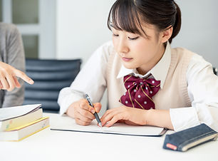 ノートを取る学生