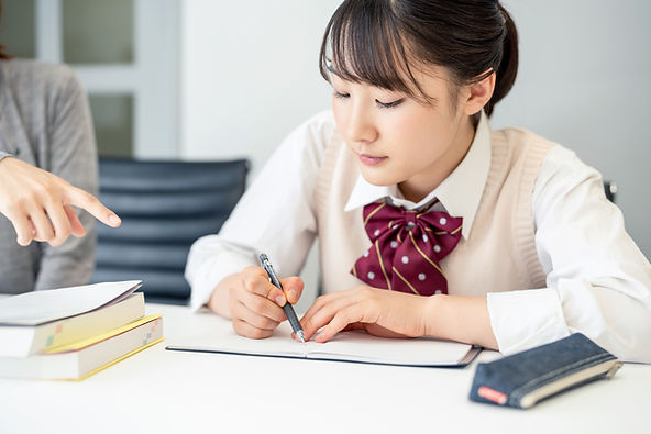 ノートを取る学生