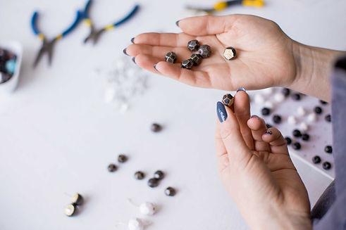 Fabrication artisanale de bijoux en perles dans un atelier