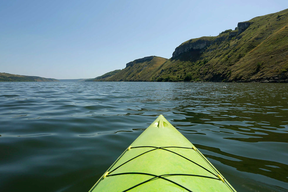 Paseo en kayak por un lago panorámico