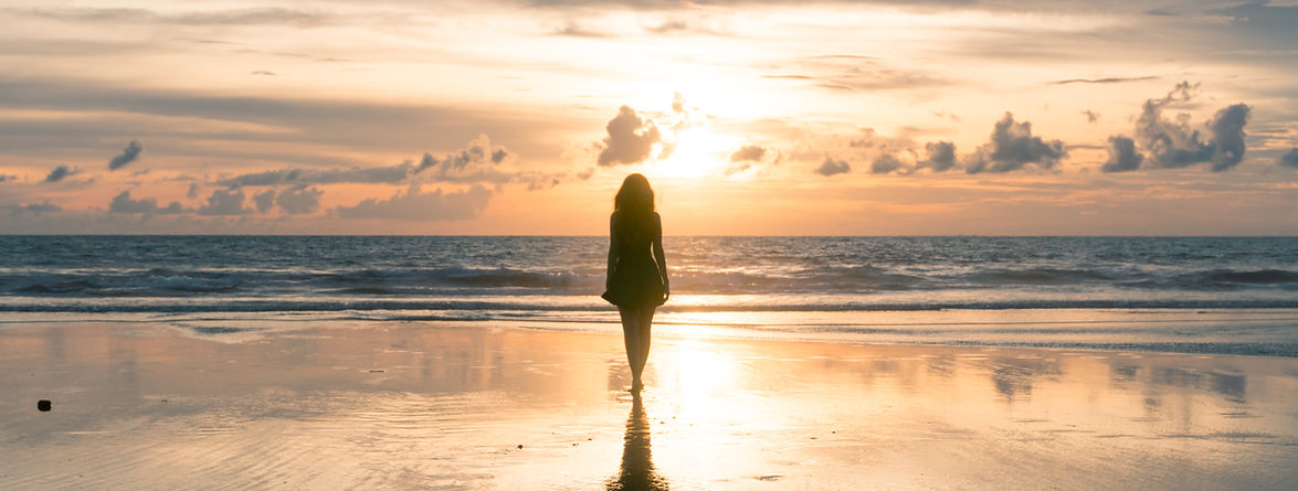 „Frau am Meer beim Sonnenuntergang – Symbolbild für natürliche Meerespflege, marine Wirkstoffe und Beauty aus dem Meer bei JB-Kosmetik in Muri AG.