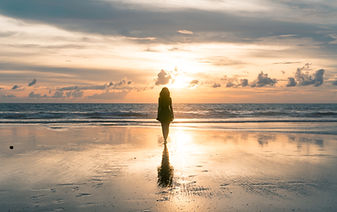 Mulher admirando o pôr do sol