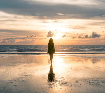 Mulher admirando o pôr do sol