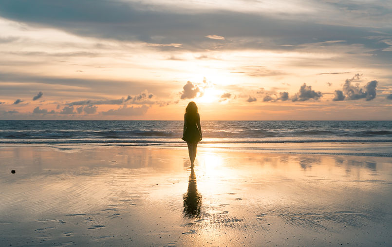 Mulher admirando o pôr do sol