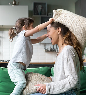 Kussengevecht in de woonkamer
