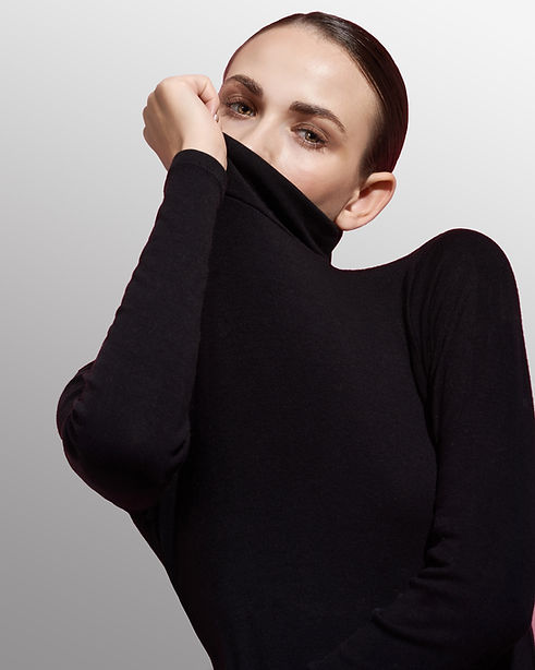 Frau mit Rollkragenpullover