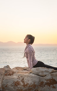 Yoga sobre rocas