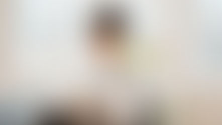 Frau mit Rückenschmerzen am Computer