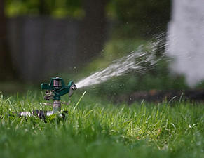 草坪灑水器在行動