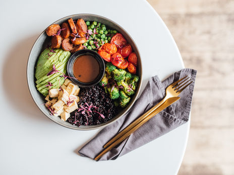 Holistic nutritionist
