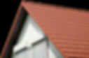 Maison avec toit rouge