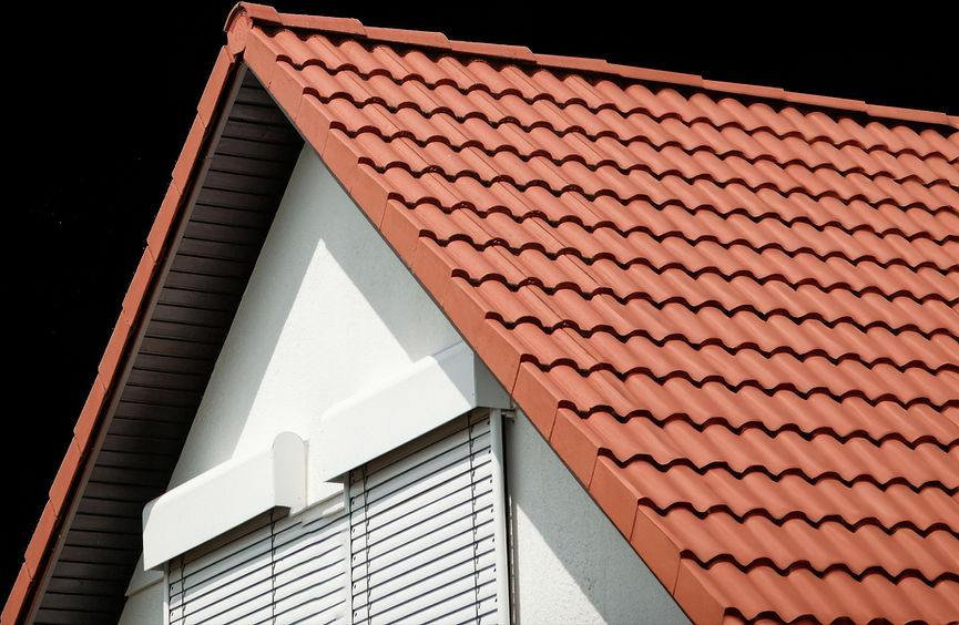 Maison avec toit rouge