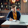 Mann arbeitet im KaffehausQuantenschamane