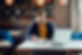 Man is labels aan het printen via EDI Connector