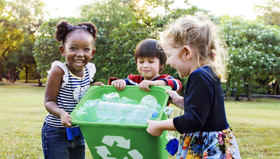Meninas carregando uma lixeira