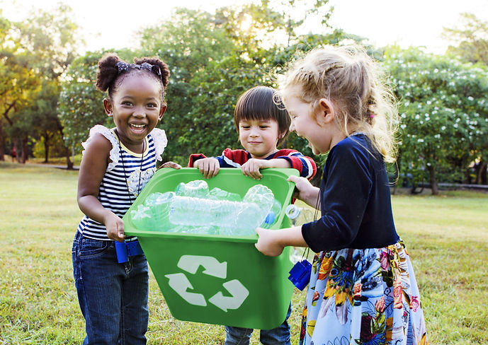 Filles portant un bac de recyclage