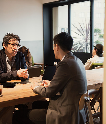 Amigos en un espacio de trabajo 
