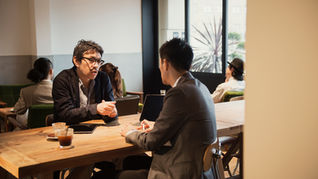 两位华人企业主在咖啡厅讨论Massachusetts多数股东权利和商业合伙事宜