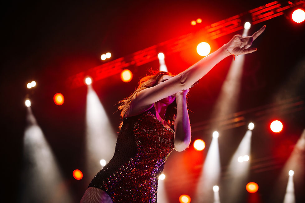 Lumières de scène avec une chanteuse