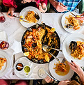 Comiendo paella