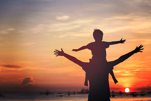 Silhouette du père et de l'enfant