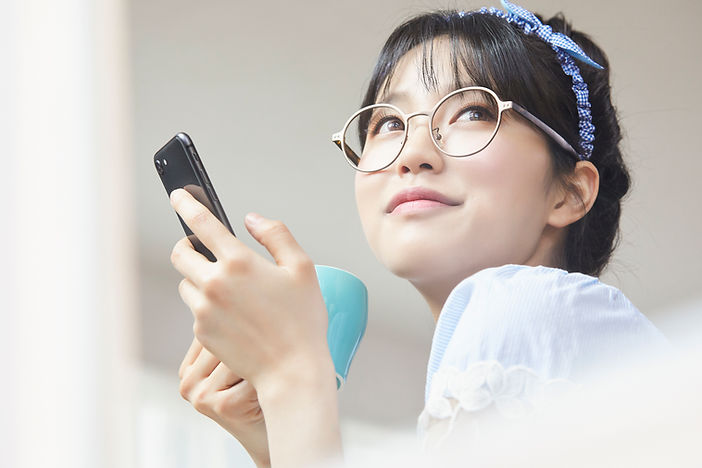 くつろぐメガネ女性