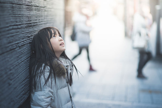 上を見上げる少女