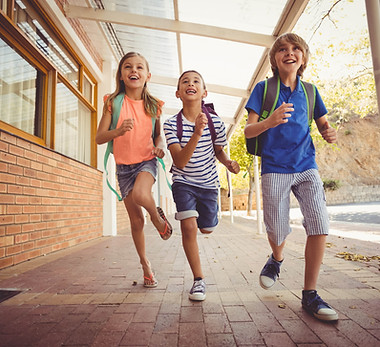 Crianças correndo na escola