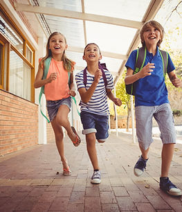 Barn som løper på skolen