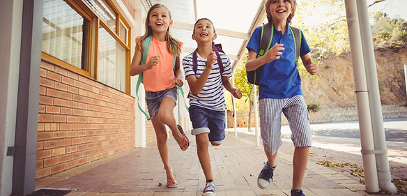 Des enfants qui courent à l'école