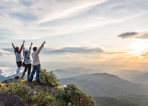Caminhantes no cume da montanha