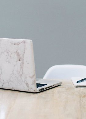 Ordinateur portable et tasse