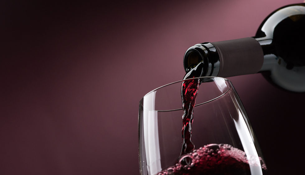 Verter vino tinto
