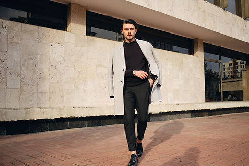 Uomo elegante che cammina
