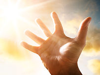 Hand die de lucht bereikt