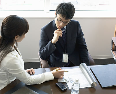 亞洲商人進行諮詢