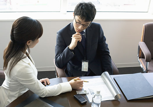亞洲商人進行諮詢