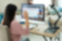 Professora de aulas de idiomas online se comunicando com seus alunos a través de uma vídeo chamada. Baucis Languages
