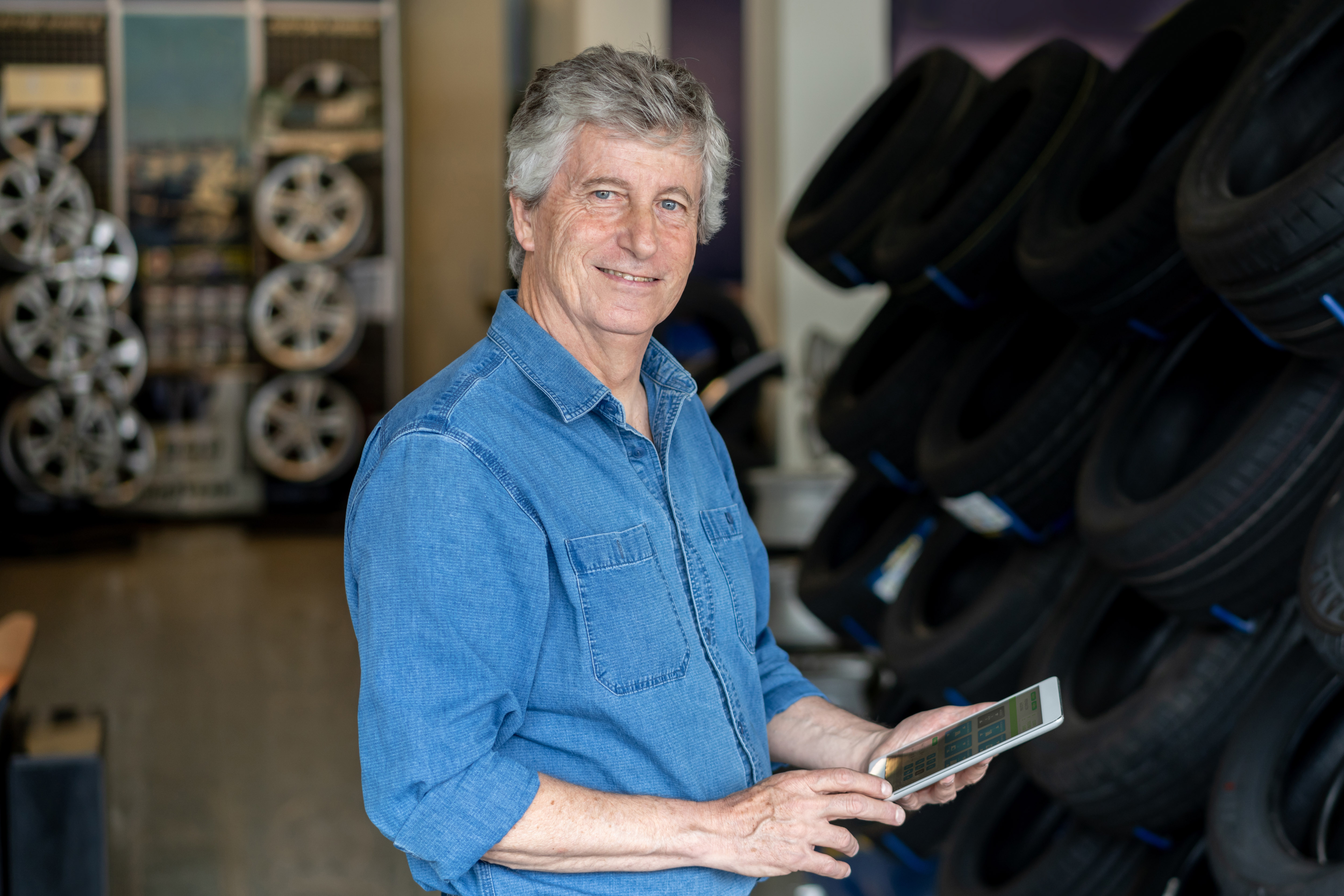 Hombre en el taller de neumáticos