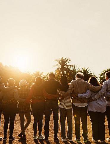 Étreinte de groupe au soleil