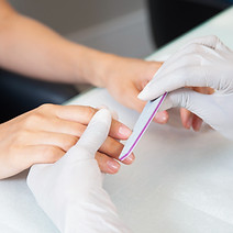 Manicure in uitvoering