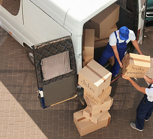 Movers llevando paquetes