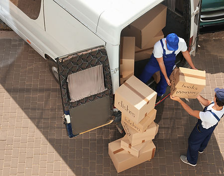 Umzugshelfer entladen Transporter