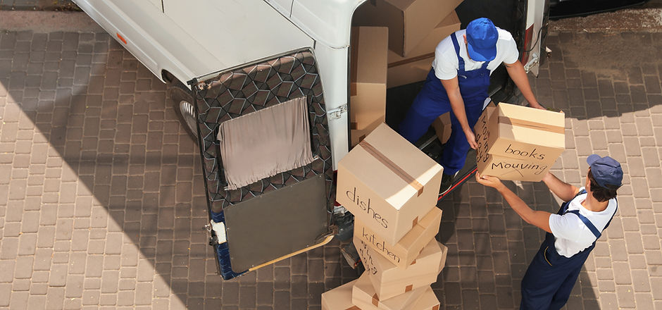 Déménageurs transportant des colis