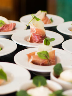 Catering postrežba – pršut in hladni krožniki za dogodke