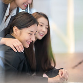 모니터를 보며 웃는 동료들