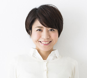 白いシャツの女性