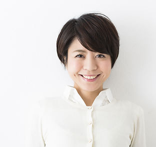 白いシャツの女性